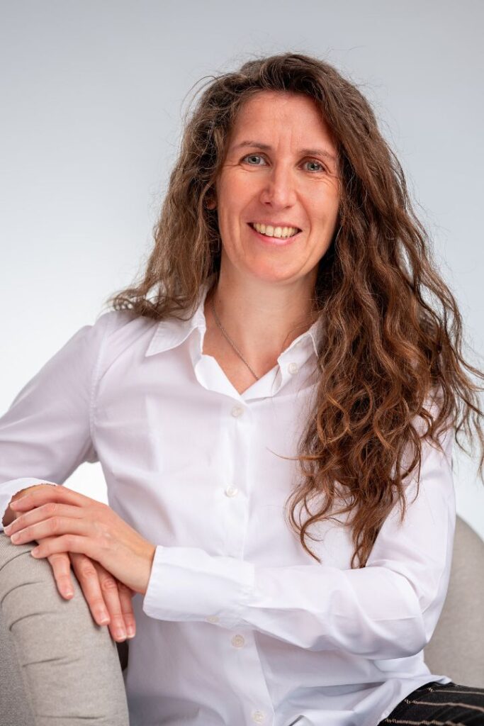 Mandy Passon, Heilpraktikerin für Psychotherapie, sitzt entspannt in ihrer Praxis für Hypnose in Rudolstadt.