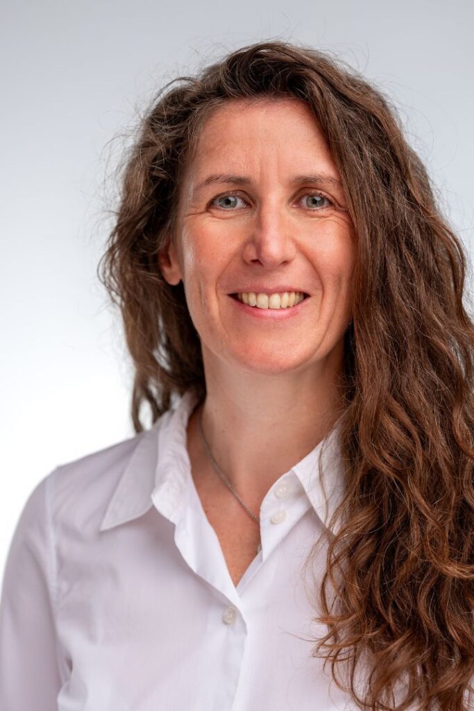 Sympathisches Portrait von Mandy Passon, Inhaberin der Hypnosepraxis Rudolstadt.