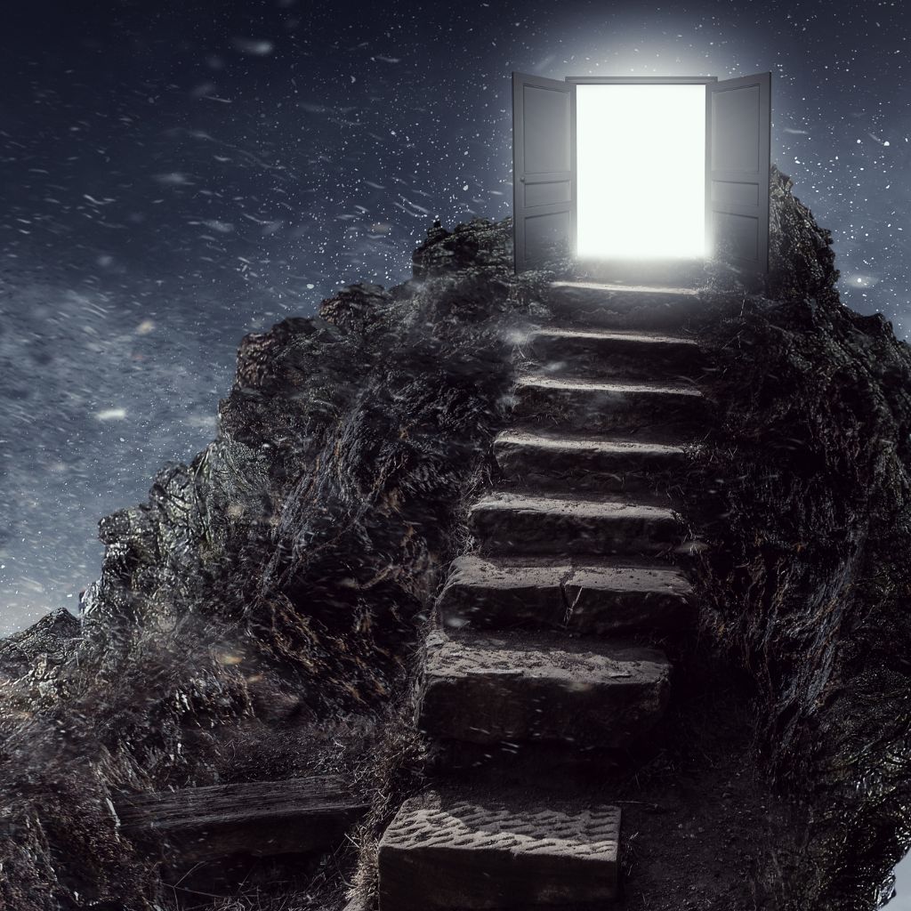 Eine steinerne Treppe führt im Dunkeln hinauf zu einer hell leuchtenden Tür. Dies symbolisiert den Zugang zum Überbewusstsein durch das Simpson Protocol Rudolstadt.