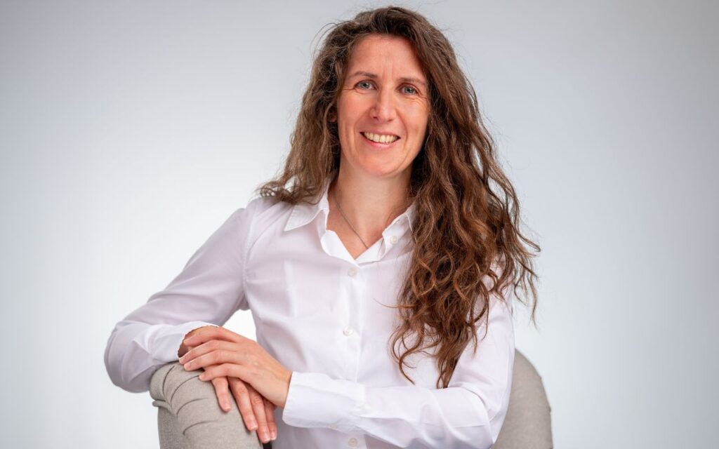 Offenes und freundliches Portrait von Mandy Passon, Ihrer Ansprechpartnerin für einen Therapieplatz in Rudolstadt.